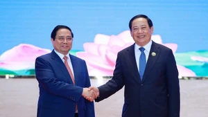 El primer ministro vietnamita, Pham Minh Chinh, y su homólogo laosiano, Sonexay Siphandone. (Foto: VNA)