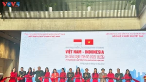 Los delegados cortan la cinta inaugural. (Foto: VOV5)