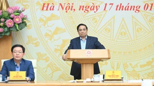 El primer ministro de Vietnam, Pham Minh Chinh, preside la séptima reunión del Comité Directivo del Gobierno encargado de revisar y resolver los obstáculos existentes en el sistema jurídico. (Foto: Nhan Dan)