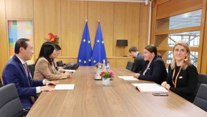 Le Thi Thu Hang, viceministra vietnamita de Relaciones Exteriores, se reúne con la asesora de políticas exteriores del presidente del Consejo Europeo, Veronika Musilova. (Foto: VNA)