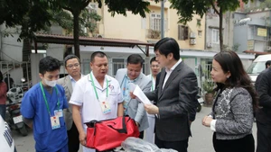 El director del Servicio municipal de Salud, Nguyen Trong Dien, revisa los equipos médicos l servicio del Congreso del Partido (Foto: VNA)