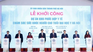 Delegados en la ceremonia del inicio del proyecto de construcción (Foto: VNA)