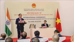 Nguyen Trong Nghia, miembro del Buró Político y presidente de la Comisión de Propaganda, Educación y Movilización de Masas del Partido Comunista de Vietnam (PCV), habla en el seminario. (Foto: VNA)