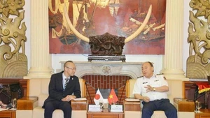 Kobayashi Yosuke, representante jefe de la Oficina de JICA en Vietnam (izquierda) y el teniente general Le Quang Dao, comandante de la Guardia Costera de Vietnam (Foto: qdnd.vn)