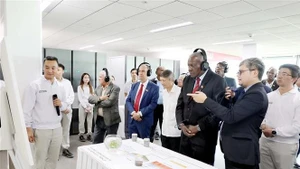 El presidente de la Asamblea Nacional del Poder Popular de Cuba, Esteban Lazo Hernández, visita Nestlé Bong Sen y la zona industrial Thang Long II (Foto: VNA)