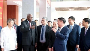 Presidente del Parlamento cubano, Esteban Lazo Hernández, visita la norteña provincia vietnamita de Hung Yen. (Foto: VNA)