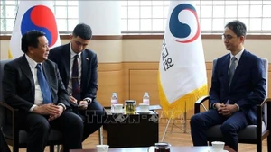 El director de la Academia Nacional de Política Ho Chi Minh y presidente del Consejo Teórico Central, Nguyen Xuan Thang y Park Cheol Hee, rector de la Academia Diplomática Nacional de Corea del Sur (Foto: VNA)