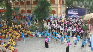 Los artesanos interpretan la danza solidaria y el baila Xoe con la participación de clubes de la etnia de Thai, turistas, residentes locales y estudiantes.