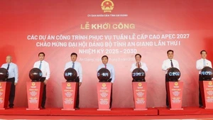 El viceprimer ministro de Vietnam, Nguyen Chi Dung, presidie la ceremonia de inicio de 10 proyectos clave de infraestructura para la Cumbre del APEC. (Foto: VNA)