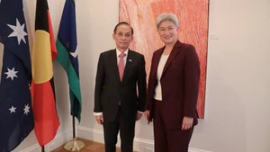 El ministro interino de Relaciones Exteriores de Vietnam, Le Hoai Trung, y la ministra de Relaciones Exteriores de Australia, Penny Wong. (Foto: VNA)
