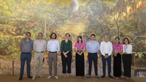La delegación francesa recorre el espacio 3D en el Museo de la Victoria de Dien Bien Phu. (Foto: Embajada de Francia en Hanói)