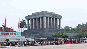 Visitantes hacen cola para rendir homenaje al Presidente Ho Chi Minh en el mausoleo (Foto: VNA)