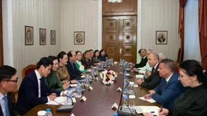 Reunión entre el presidente búlgaro, Rumen Radev, y la delegación vietnamita en Sofía el 4 de junio. (Foto: VNA)