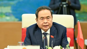 El titular de la Asamblea Nacional de Vietnam, Tran Thanh Man, recibe al presidente de Sudáfrica, Matamela Cyril Ramaphosa. (Foto: Nhan Dan)