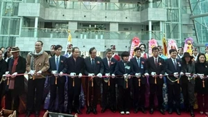 Los delegados cortan la cinta inaugural de la exposición. (Foto: Embajada de Vietnam en Corea del Sur)
