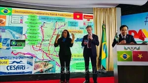 El embajador de Vietnam en Brasil, Bui Van Nghi, en encuentro con el alcalde de Davinópolis, Zé Pequeno (Foto: VNA)