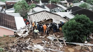 Búsqueda de víctimas atrapadas bajo una casa derrumbada tras las inundaciones en la ciudad de Durban, provincia de KwaZulu-Natal, Sudáfrica, el 12 de abril de 2022. (Foto: AFP/VNA)