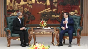 El primer ministro de Vietnam, Pham Minh Chinh, recibe al embajador de Indonesia en el país, Adam Mula Warman Tugio. (Foto: Nhan Dan)