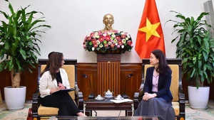 La viceministra vietnamita de Relaciones Exteriores Nguyen Minh Hang (derecha) recibe a su homóloga chilena Gloria de la Fuente (Foto: baoquocte.vn)