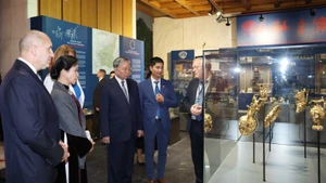 El secretario general del Partido Comunista de Vietnam, To Lam, el presidente búlgaro, Rumen Radev, visitan el Museo Nacional de Historia de Bulgaria. (Foto: VNA)