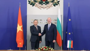 El secretario general del Partido Comunista de Vietnam, To Lam (izquierda), se reúne con el primer ministro de Bulgaria, Rosen Zhelyazkov (Foto: VNA)