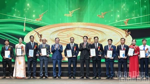 [Foto] Presidente vietnamita asiste a ceremonia para honrar a destacados agricultores vietnamitas