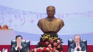 El secretario general del PCV, To Lam, y el secretario general del Partido Popular Revolucionario de Laos y el presidente del país, Thongloun Sisoulith, copresiden una conferencia sobre los resultados del 14 Congreso Nacional del PCV. (Foto: VNA)