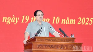 El primer ministro Pham Minh Chinh preside una conferencia sobre el progreso de los proyectos de autopistas en la región del Delta del Mekong. (Foto: Nhan Dan)