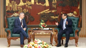 El primer ministro Pham Minh Chinh (derecha) y el embajador de Bélgica en Vietnam, Karl Van Den Bossche. (Foto: Nhan Dan)