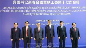 Los secretarios de los comités partidistas de cinco localidades vietnamitas (Quang Ninh, Lang Son, Cao Bang, Tuyen Quang y Hai Phong) y de la Región Autónoma Zhuang de Guangxi, China, se reúnen en la ciudad de Nanning (Foto: VNA)