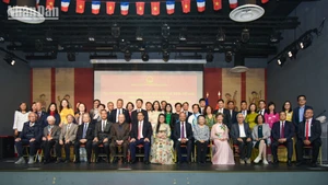 [Foto] Premier vietnamita se reúne con comunidad vietnamita en Francia