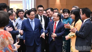 El primer ministro de Vietnam, Pham Minh Chinh, con representantes de la comunidad empresarial (Foto: Nhan Dan)