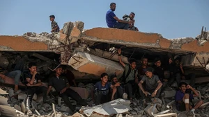 Palestinos sobre los escombros en la zona de Sudaniya, al norte de la ciudad de Gaza. (Foto: Xinhua/VNA)