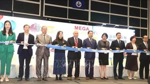 Los delegados cortaron la cinta inaugural de la exposición. (Foto: VNA)