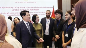 El presidente Luong Cuong, y su esposa se reúne con representantes de la comunidad vietnamitas en Egipto. (Foto: VNA)