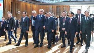 El primer ministro de Vietnam, Pham Minh Chinh, se reúne con los directivos del Grupo Novatek. (Foto: Nhan Dan)