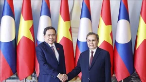 El presidente de la Asamblea Nacional de Vietnam (ANV), Tran Thanh Man, y su homólogo laosiano, Saysomphone Phomvihane. (Foto: VNA)