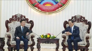 El viceprimer ministro Ho Duc Phoc se reúne con el primer ministro laosiano Sonexay Siphandone. (Foto: VNA)