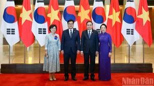 El presidente de la Asamblea Nacional, Tran Thanh Man (segundo a la derecha), y su homólogo surcoreano, Woo Won Shik, junto con sus cónyuges (Foto: Nhan Dan)