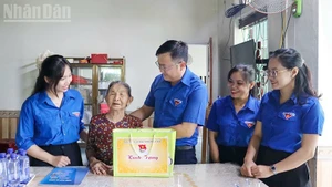 Los jóvenes de Da Nang rinden homenaje a los héroes y mártires.