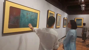 El pintor Truong Thinh presenta sus obras.