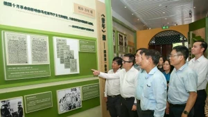 Delegación de la Asociación de Periodistas de Vietnam visita sitio de fundación de periódico Thanh Nien