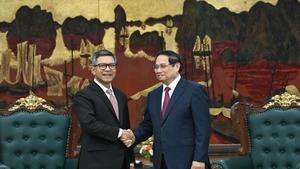 El primer ministro de Vietnam, Pham Minh Chinh, recibe al embajador de Indonesia en Hanói, Denny Abdi (Foto: Nhan Dan)
