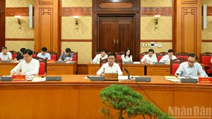 [Foto] Buró Político trabaja con Junta Permanente de Comités del Partido de Da Nang y Quang Ninh
