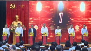 El secretario general del PCV, To Lam (en el medio), el primer ministro Pham Minh Chinh (izquierda), y el miembro permanente del Secretariado del Comité Central del Partido, Tran Cam Tu, y los delegados lanzan tres plataformas digitales vitales para el cumplimiento de la Resolución No. 57-NQ/TW. (Foto: Nhan Dan)
