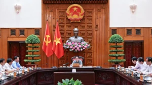 [Foto] Premier vietnamita preside reunión sobre construcción de escuelas en comunas fronterizas