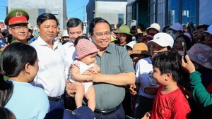 El primer ministro Pham Minh Chinh visita la zona de reasentamiento de Tuy An Tay, en la provincia de Dak Lak. (Foto: VPG)