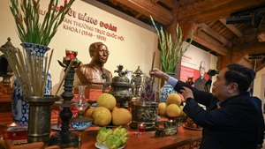 El presidente de la Asamblea Nacional, Tran Thanh Man, rinde homenaje al extinto presidente de la Asamblea Nacional Bui Bang Doan (Foto: Nhan Dan)