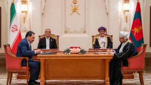 El sultán de Omán, Haitham bin Tariq Al Said (derecha, al fondo), y el presidente iraní, Masoud Pezeshkian (izquierda, al fondo), en la ceremonia de firma en Mascate, Omán, el 27 de mayo de 2025. (Fuente: Xinhua)