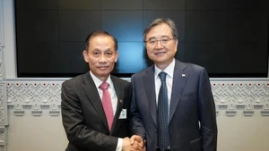 El ministro interino de Relaciones Exteriores de Vietnam, Le Hoai Trung, y el ministro de Relaciones Exteriores de Corea del Sur, Cho Hyun (Foto: VNA)